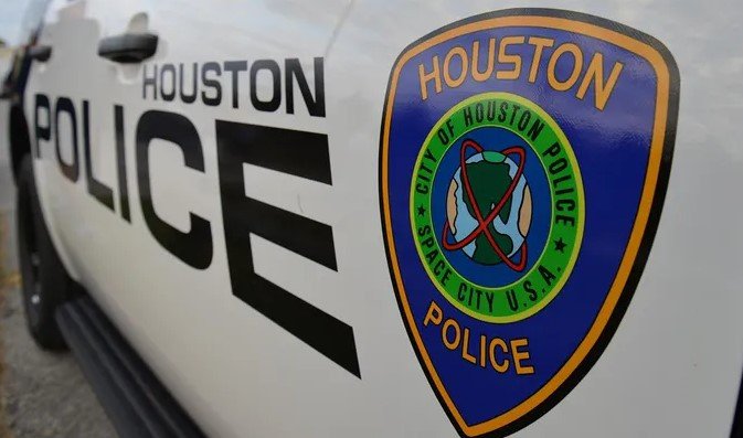 Man Killed, Juvenile Wounded in Shooting at Houston Apartment Complex