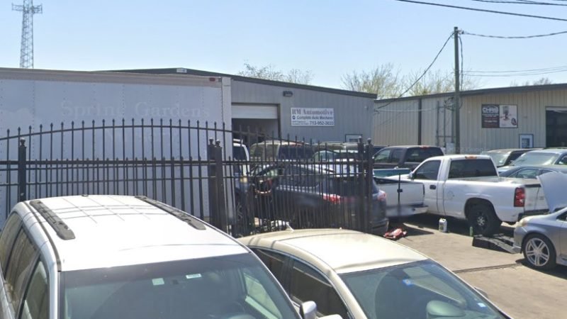 Houston Man Fatally Shot During Attempted Robbery in Mid-West Area