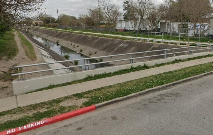 Body of Man Found in Skyline Dr Ditch in West Houston