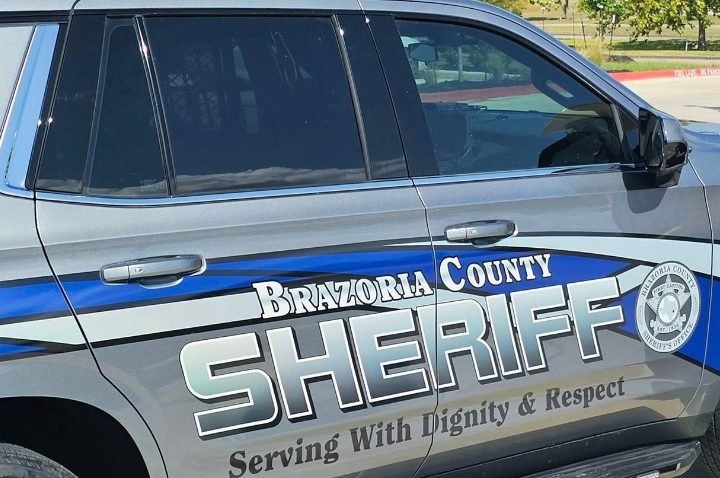 Alvin shooting leaves adult and juvenile wounded, suspect sought