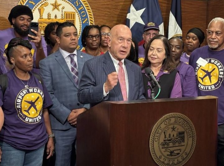Houston Mayor Raises Minimum Wage for Airport Contract Workers to $20 an Hour