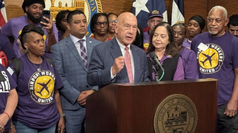 Houston Mayor Raises Minimum Wage for Airport Contract Workers to $20 an Hour
