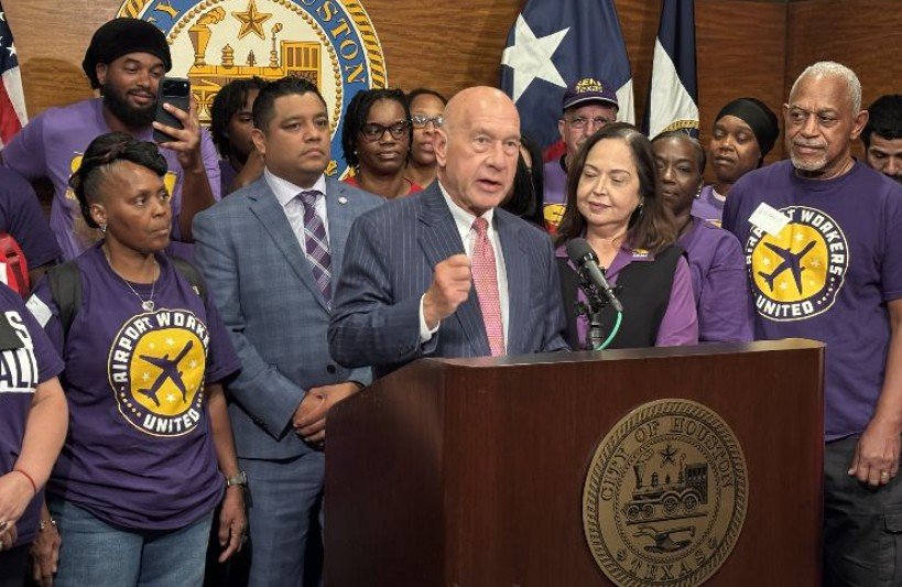 Houston Mayor Raises Minimum Wage for Airport Contract Workers to $20 an Hour